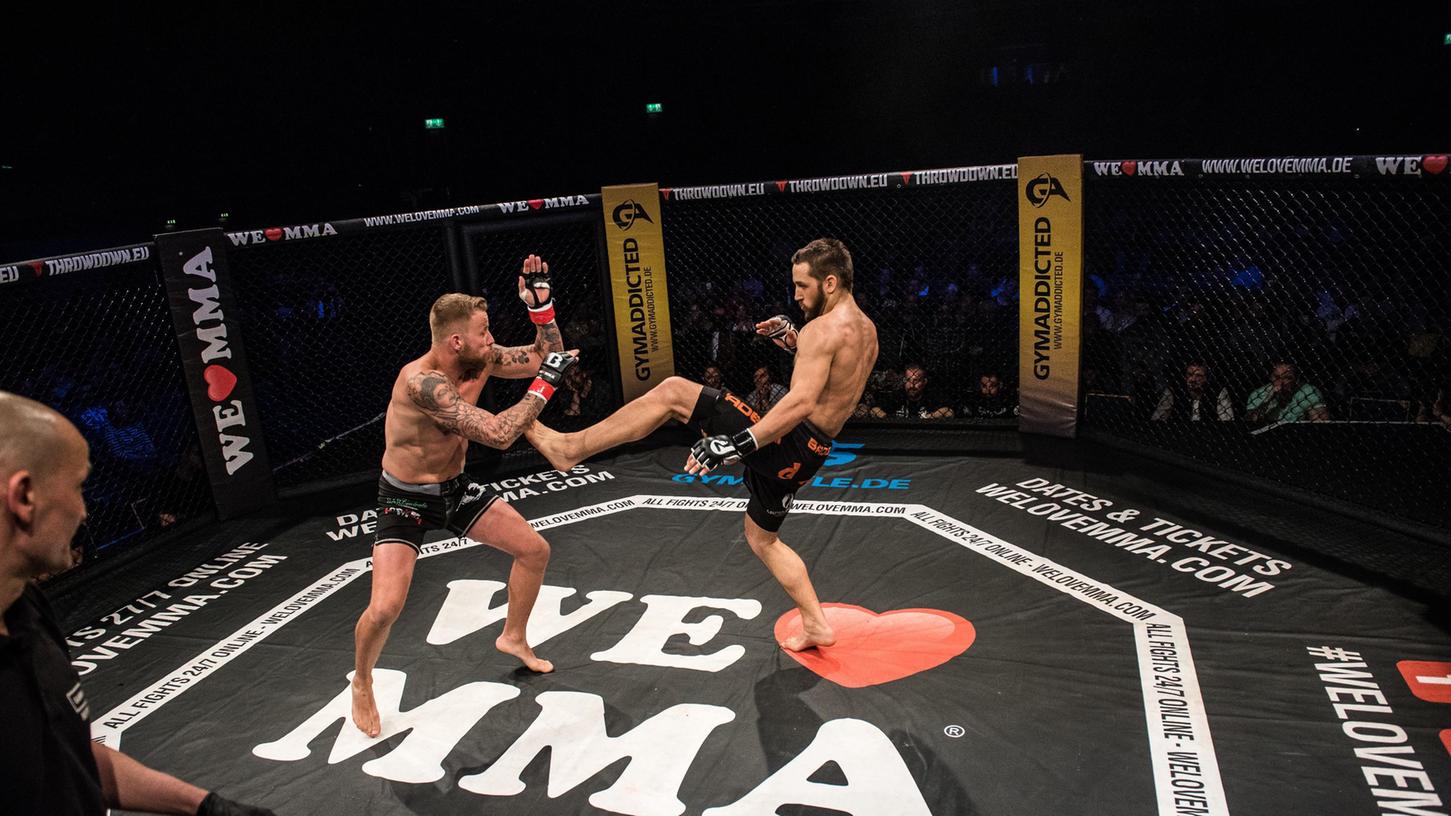 Er liebt MMA: Mario Wittmann (links) kämpft im Käfig.
Er liebt MMA: Mario Wittmann (links) kämpft im Käfig.