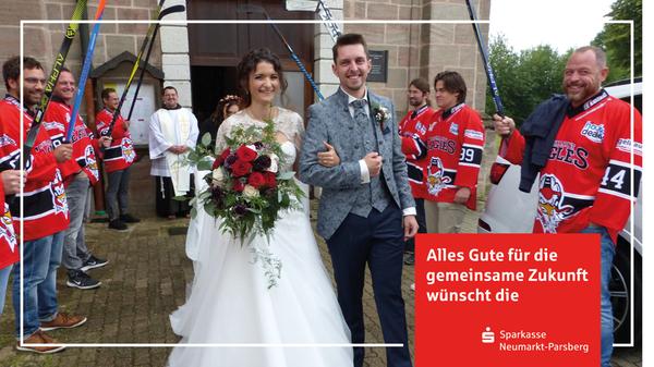 Das Hobby von Christine Zirzlmeier aus Mühlhausen und Klaus Regnath aus Erasbach, das Tanzen, war vor sechs Jahren der Schlüssel zum Glück. Hier trafen sie sich und gingen seither ihren Weg gemeinsam. Nun versprachen sie sich in der Wallfahrtskirche Maria Hilf in Freystadt ewige Liebe und Treue. Freystadts Stadtpfarrer Pater Bartimäus erteilte ihnen den kirchlichen Segen im Rahmen der Trauungsfeier. Trotz strömenden Regens ließen es sich die Eishockeycracks der Neumarkt Eagles nicht nehmen, ihren Sportkameraden mit Gattin nach der Trauung mit einem Spalier zu überraschen. Zur Hochzeitsfeier luden die 24-jährige Kauffrau und der zwei Jahre ältere technische Zeichner in den Spitalstadl. Zusammen mit ihrer einjährigen Tochter Mirella wohnen die Eheleute in Plankstetten.