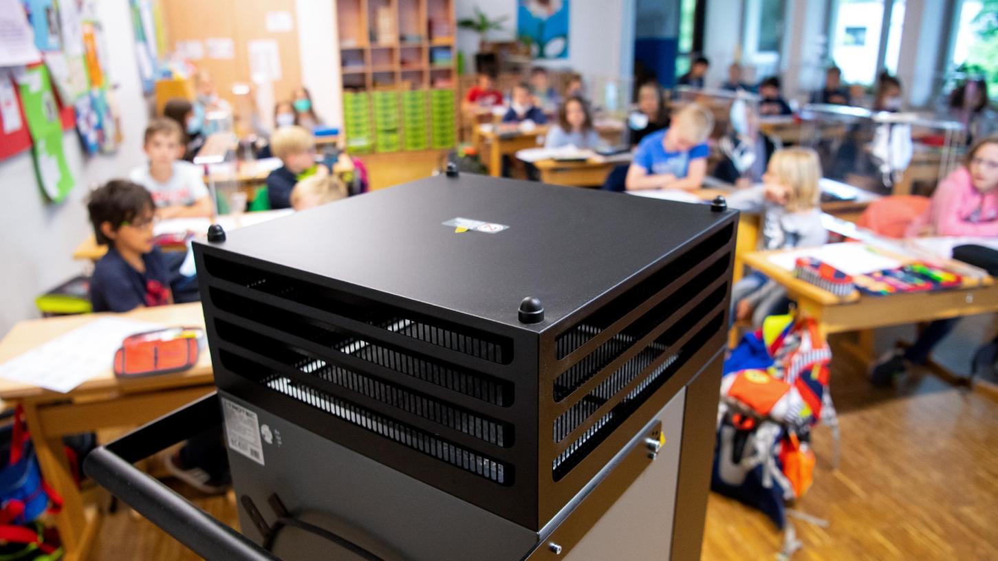 Ein Luftfilter steht in einem Klassenraum an der Grundschule Neubiberg. Im Landkreis Neumarkt müssen etliche Schulen noch auf die Geräte warten. 