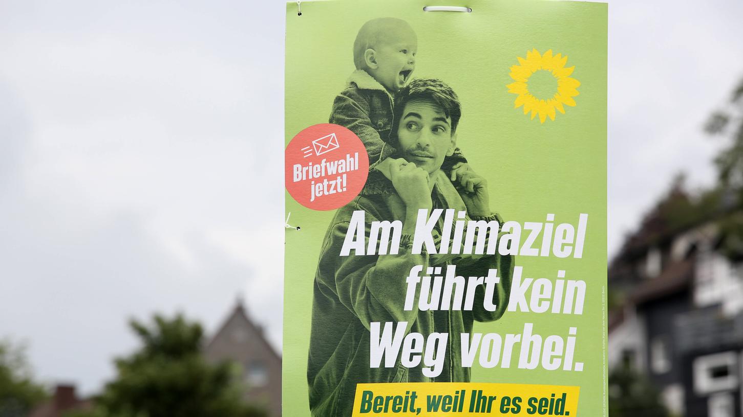 Für die Erreichung der Klimaziele so gar nicht hilfreich: Eines dieser Wahlplakate der Grünen sorgte in Groß Berßen fünf Tage am Stück für ungewollte Dauerbeleuchtung.