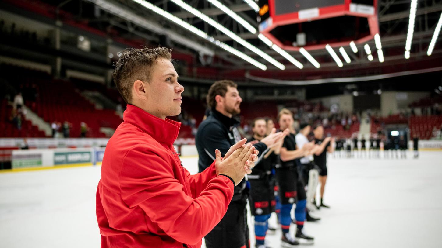 Thanks, Fans: Nach dem 3:4 bedankten sich Dennis Lobach (vorne) und die Ice Tigers in Karlsbad bei 250 Anhängern.
Thanks, Fans: Nach dem 3:4 bedankten sich Dennis Lobach (vorne) und die Ice Tigers in Karlsbad bei 250 Anhängern.