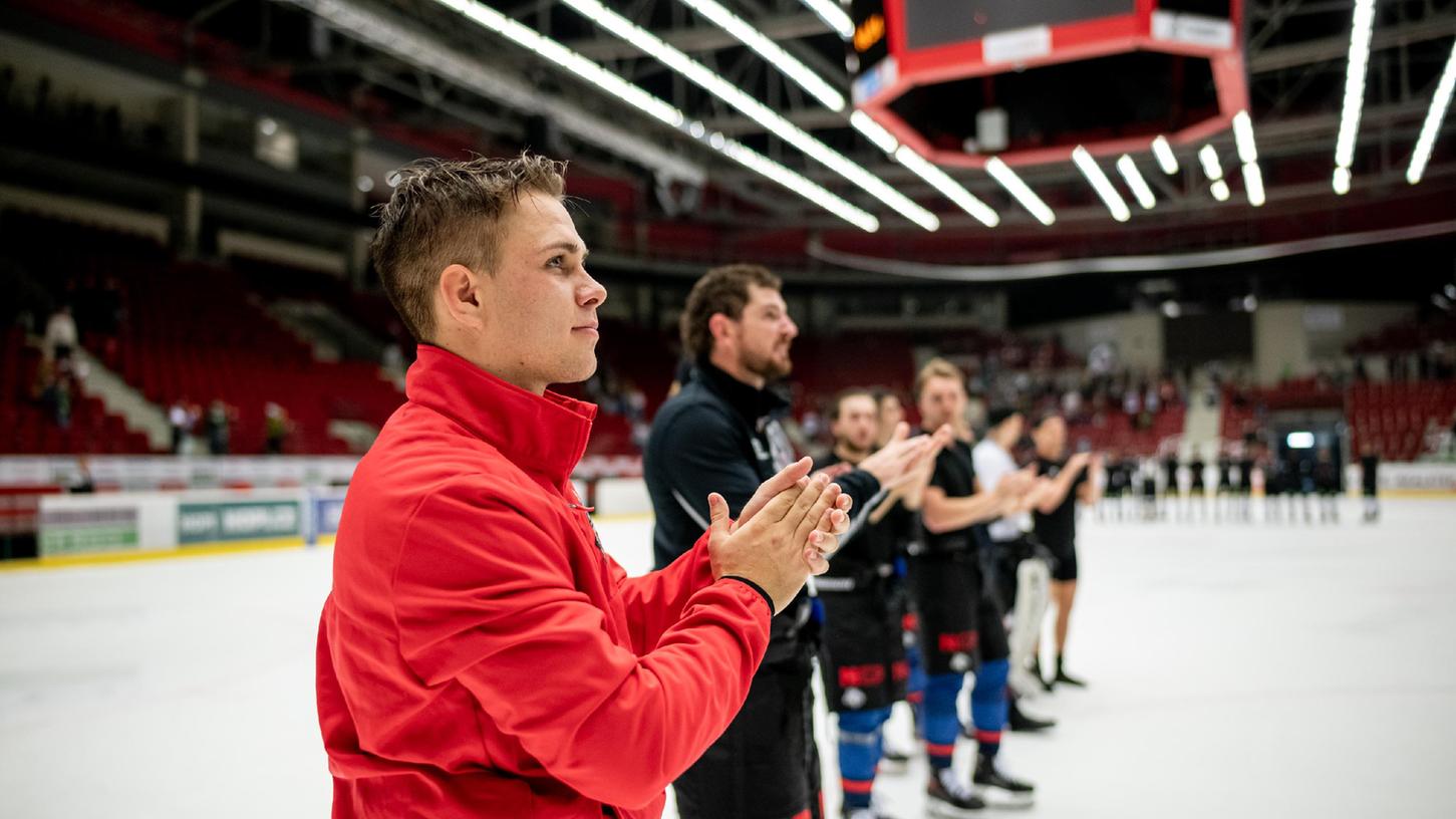 Thanks, Fans: Nach dem 3:4 bedankten sich Dennis Lobach (vorne) und die Ice Tigers in Karlsbad bei 250 Anhängern. 