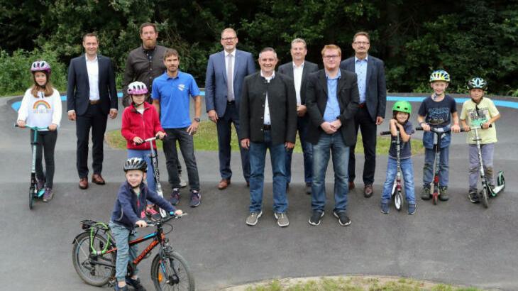 Etliche Kinder flankierten (v.l.) Landrat Armin Kroder, Thorsten Greisinger vom Familando, Projektleiter Gerd Egelseer, Christian Seitz von der Raiffeisenbank, Bürgermeister Markus Gleißenberg, Thomas Strebel, 2. Vorsitzender, Holger Bayer, 1. Vorsitzender des Sportverein Henfenfeld, und Günter Mertel von der Sparkasse. Etliche Kinder flankierten (v.l.) Landrat Armin Kroder, Thorsten Greisinger vom Familando, Projektleiter Gerd Egelseer, Christian Seitz von der Raiffeisenbank, Bürgermeister Markus Gleißenberg, Thomas Strebel, 2. Vorsitzender, Holger Bayer, 1. Vorsitzender des Sportverein Henfenfeld, und Günter Mertel von der Sparkasse.