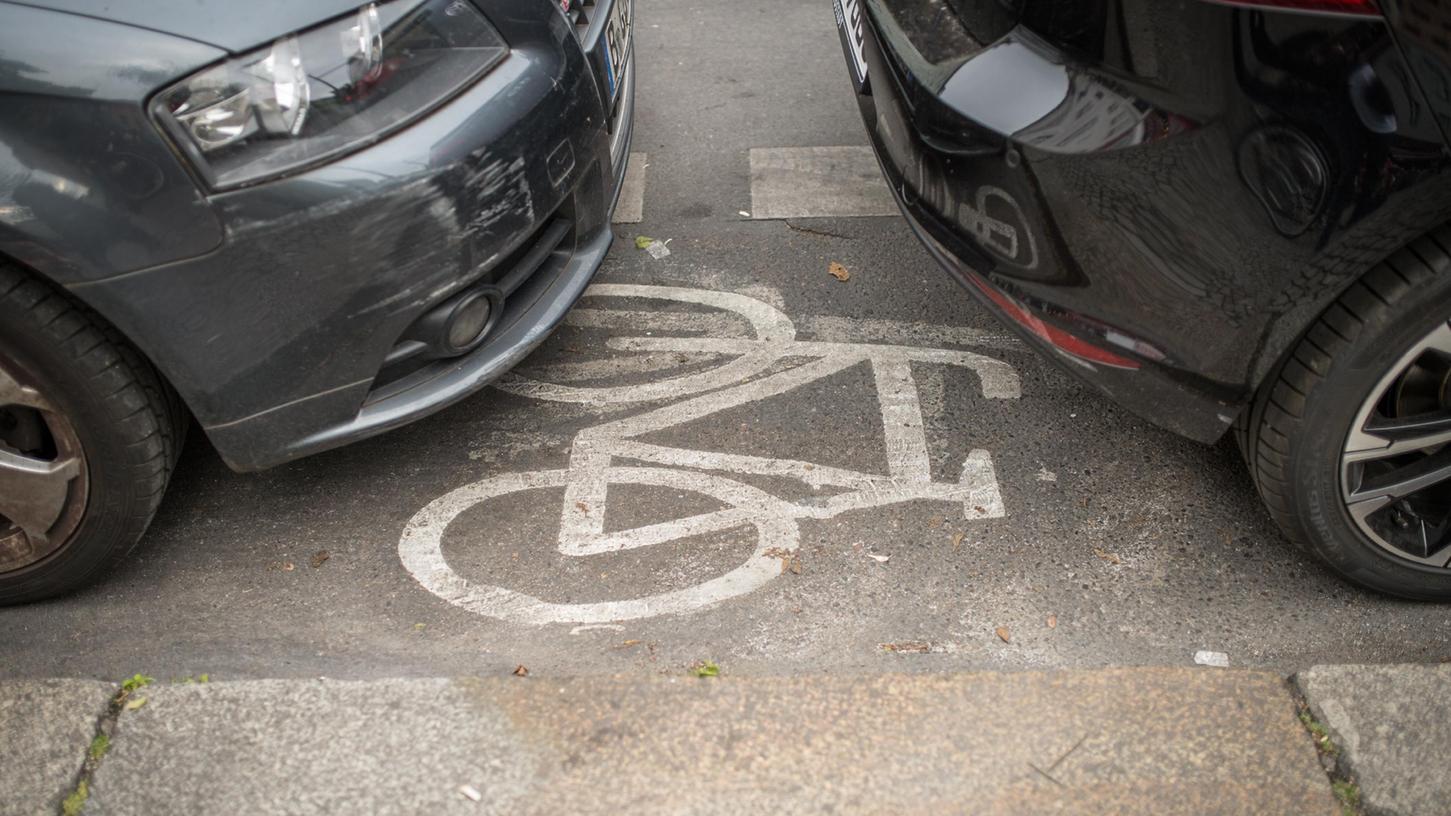 Autos auf dem Radweg oder auf dem Gehsteig: Falschparker sind in Nürnberg ein großes Problem. Autos auf dem Radweg oder auf dem Gehsteig: Falschparker sind in Nürnberg ein großes Problem.
