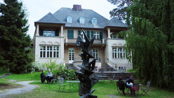 Das Haus am Waldsee mit lauschigem Garten davor.