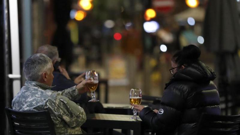 Ein gemütliches Bier nach Feierabend: In manchen Pubs in Großbritannien wird es zur Mangelware.
