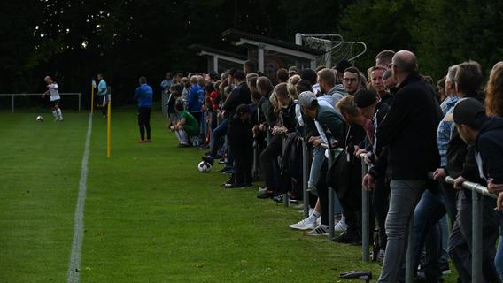 Dicht gedrängt standen die Zuschauer entlang des Sportplatzes in Pfofeld.