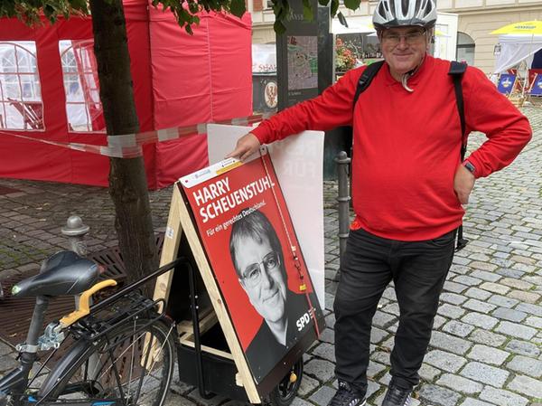 Harry Scheuenstuhls Sohn baute für seinen Vater einen Fahrradanhänger zu einem Werbeträger um. Damit will der SPD-Kandidat nun durch seinen Wahlkreis touren.