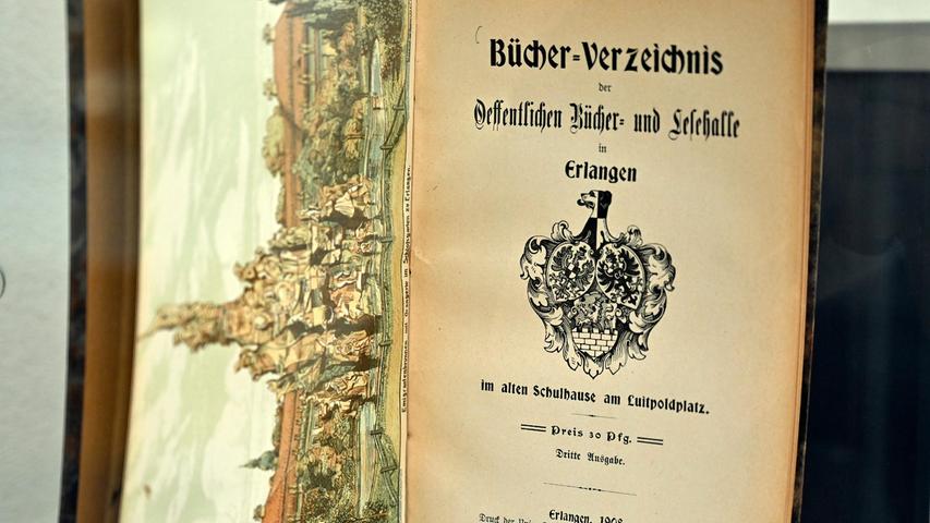Bildertafeln und historische Exponate wie ein Bücherverzeichnis aus dem Jahre 1908 sind in der Ausstellung zu sehen.