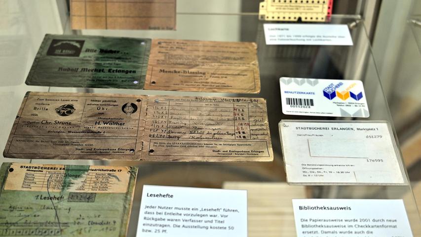 Unterschiedliche Bibliotheksausweise aus der langen Geschichte der Stadtbibliothek.
Unterschiedliche Bibliotheksausweise aus der langen Geschichte der Stadtbibliothek.