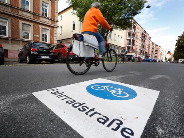 Fahrradstraße ist nicht gleich Fahrradstraße - allein schon optisch unterscheiden sich die Wege teils immens. Nürnberg hat mittlerweile einen einheitlichen Standard. 