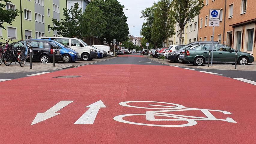 Abschnitte der Fahrradstraßen sind zur besseren Erkenntlichkeit rot eingefärbt - wie hier an der Wilhelm-Spaeth-Straße (Stadtteil St. Peter).