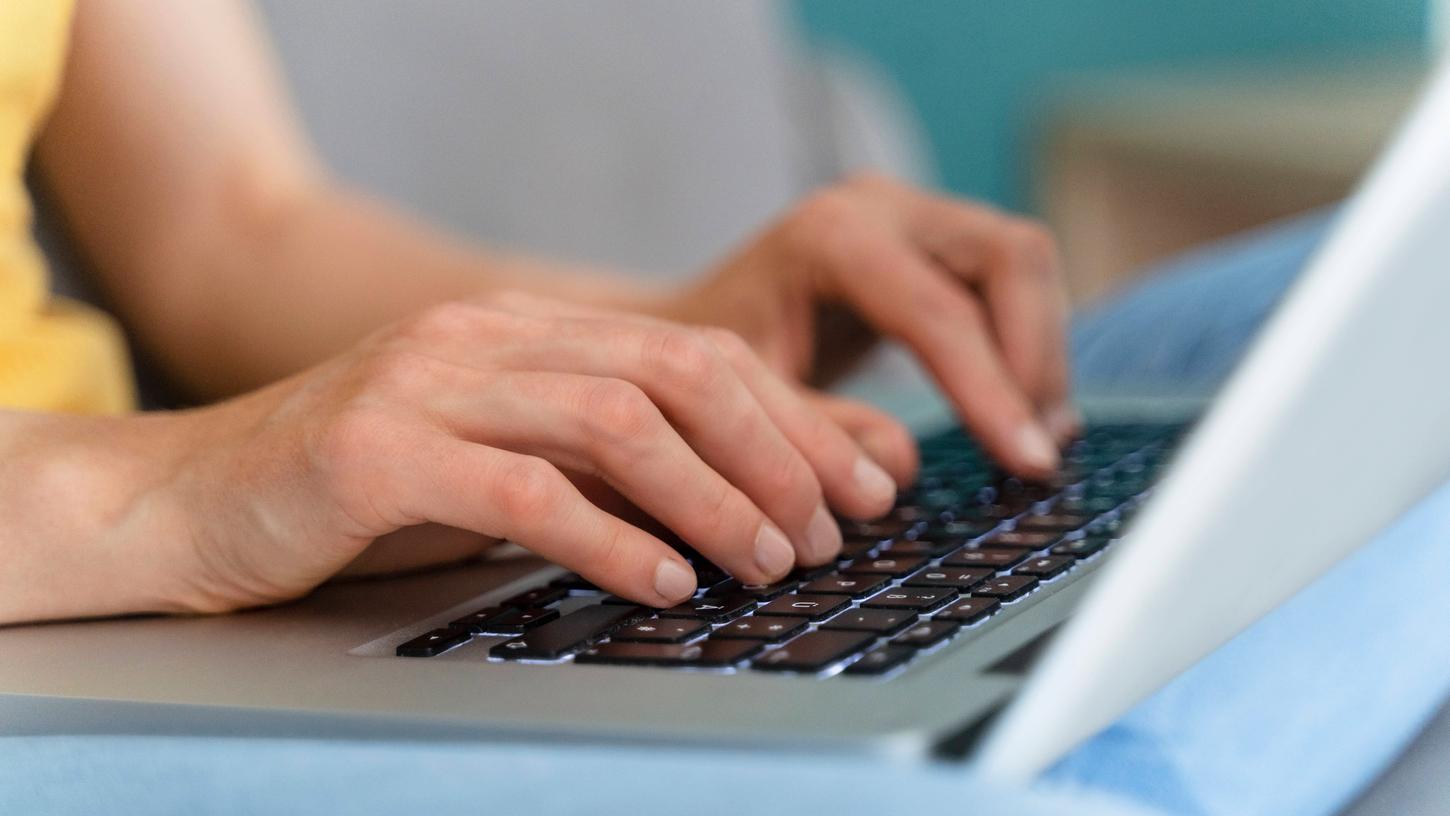 Die Schule in Baiersdorf will unter anderem zwei Großbildschirme plus leistungsstarke Laptops dazu, sechs Dokumentenkameras sowie 52 Tablets samt erforderlicher Software. Insgesamt würden sich die Kosten für die Neugeräte auf 48.804 Euro belaufen (Symbolbild).
Die Schule in Baiersdorf will unter anderem zwei Großbildschirme plus leistungsstarke Laptops dazu, sechs Dokumentenkameras sowie 52 Tablets samt erforderlicher Software. Insgesamt würden sich die Kosten für die Neugeräte auf 48.804 Euro belaufen (Symbolbild).