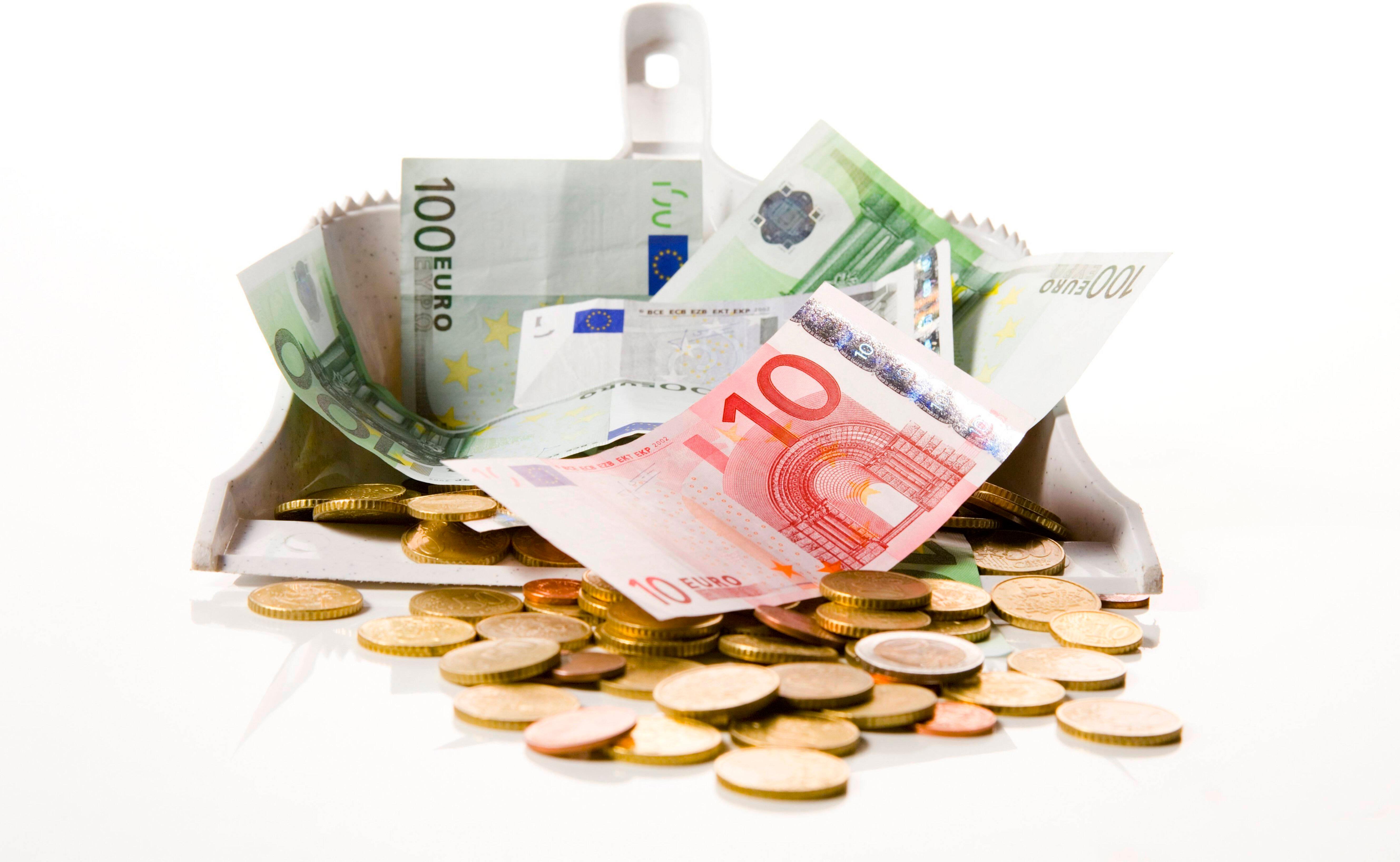 Für den Gehaltsatlas 2021 wurden 220.502 Vergütungsdaten der Portale gehalt.de, gehaltsvergleich.com sowie dem Beratungsunternehmen Compensation Partner ausgewertet, die auf die letzten zwölf Monate zurückgehen. Als Richtwert wurde der Medianwert angesehen. Als Median bezeichnet man denjenigen Wert in einer Reihe, der genau in der Mitte liegt, wenn man die Werte der Größe nach sortiert. Der Median ist deshalb genauer als der Durchschnittswert, da er nicht durch einzelne extrem hohe oder extrem niedrige Werte beeinflusst wird.