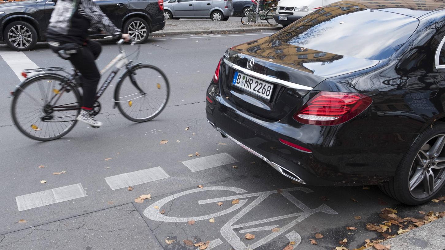 Das Auto blockiert den Radweg - das erleben Fahrradfahrer in Nürnberg ständig. Demnächst müssen Falschparker mit höheren Strafen rechnen. Das Auto blockiert den Radweg - das erleben Fahrradfahrer in Nürnberg ständig. Demnächst müssen Falschparker mit höheren Strafen rechnen.