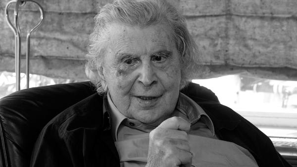 Der 1925 geborene Schöpfer des Sirtaki-Songs ist im Alter von 96 Jahren gestorben. In Griechenland wurde er als Nationalheld verehrt, international war er als Musiker, Schriftsteller, Politiker und kritischer Geist bekannt.