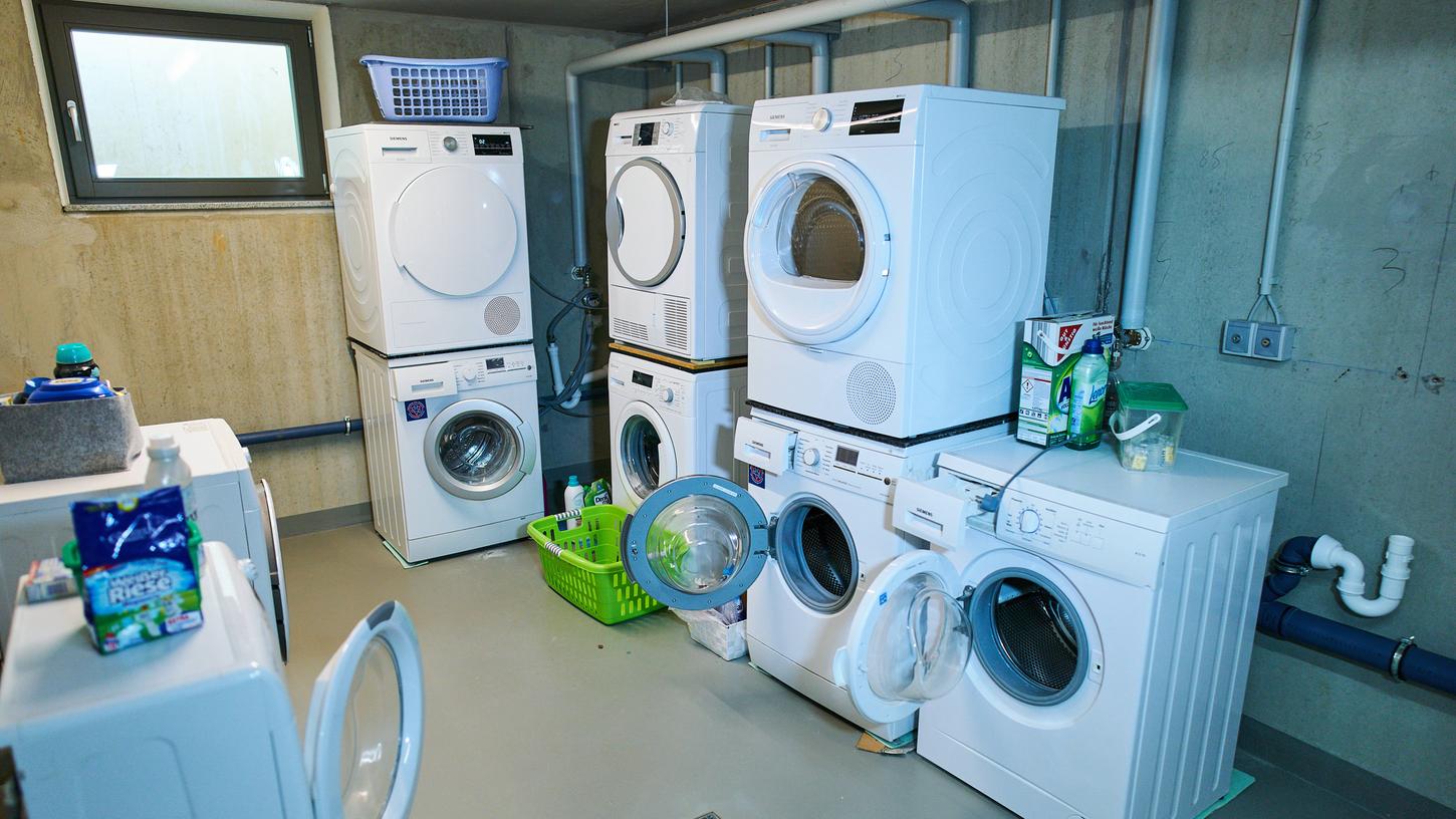 Waschmaschinen haben meist ein Bullauge, Spülmaschinen aber nicht.