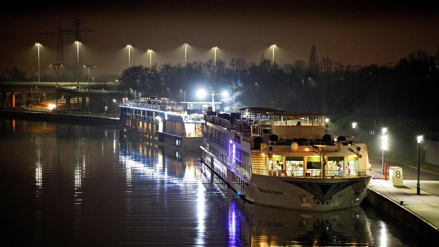 Kreuzfahrt-Flair nachts am Hafen: Es war, bis Corona kam, eine Erfolgsgeschichte.
Kreuzfahrt-Flair nachts am Hafen: Es war, bis Corona kam, eine Erfolgsgeschichte.