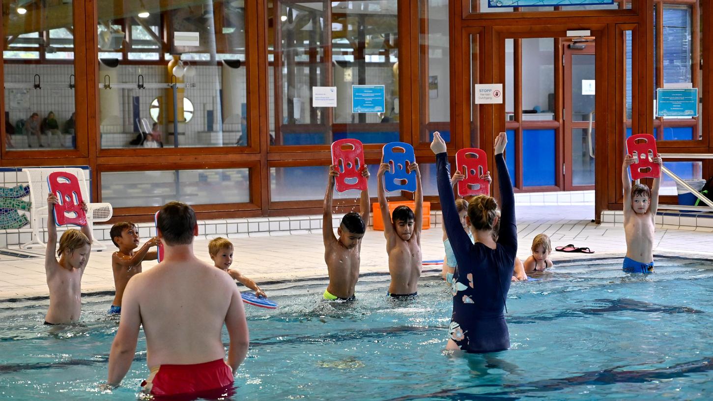 In kostenlosen Sommerferien-Schwimmkursen lernen Kinder in Erlangen schwimmen, hier mit der DLRG Erlangen in der Hannah-Stockbauer-Halle. Coronabedingt konnten seit über einem Jahr keine Kurse mehr stattfinden, der Rückstau an Schwimmschülern ist groß.