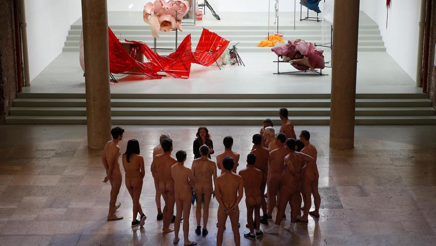 Menschen nehmen an einem FKK-Besuch der Saisonausstellung "Discorde, Fille de la Nuit" im Museum Palais de Tokyo in Paris teil.