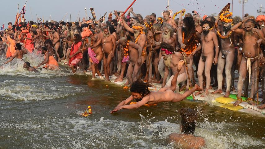 Millionen hinduistischer Pilger wagten den Sprung in heilige Flüsse, angeführt von nackten, mit Asche beschmierten heiligen Männern und begleitet von Gesängen aus hinduistischen heiligen Texten am glückverheißendsten Tag des Kumbh Mela-Festes.