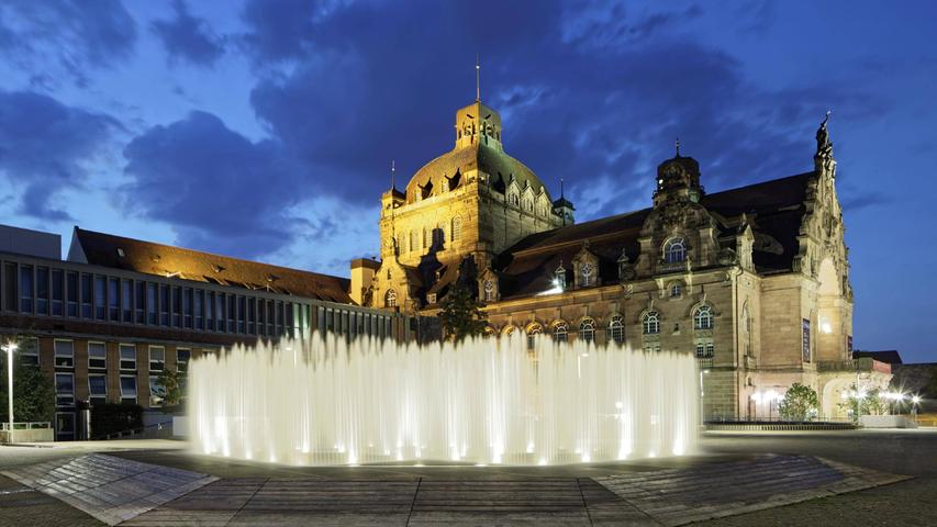 2016 sprudelte auf dem Richard-Wagner-Platz vor dem Opernhaus der Jeppe-Hein-Brunnen des Neuen Museums.