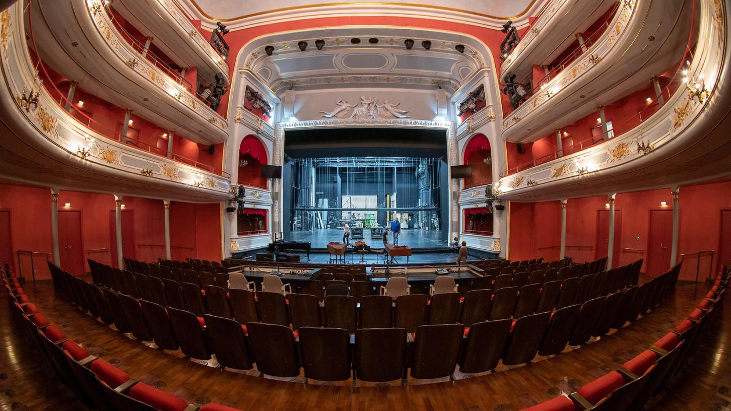 Zwar nicht ganz leer - aber auf 25 Prozent der Kapazität begrenzt sind die Zuschauerzahlen derzeit u. a. im Opernhaus. In der bayerischen Gastronomie jedoch darf die Bude voll sein.