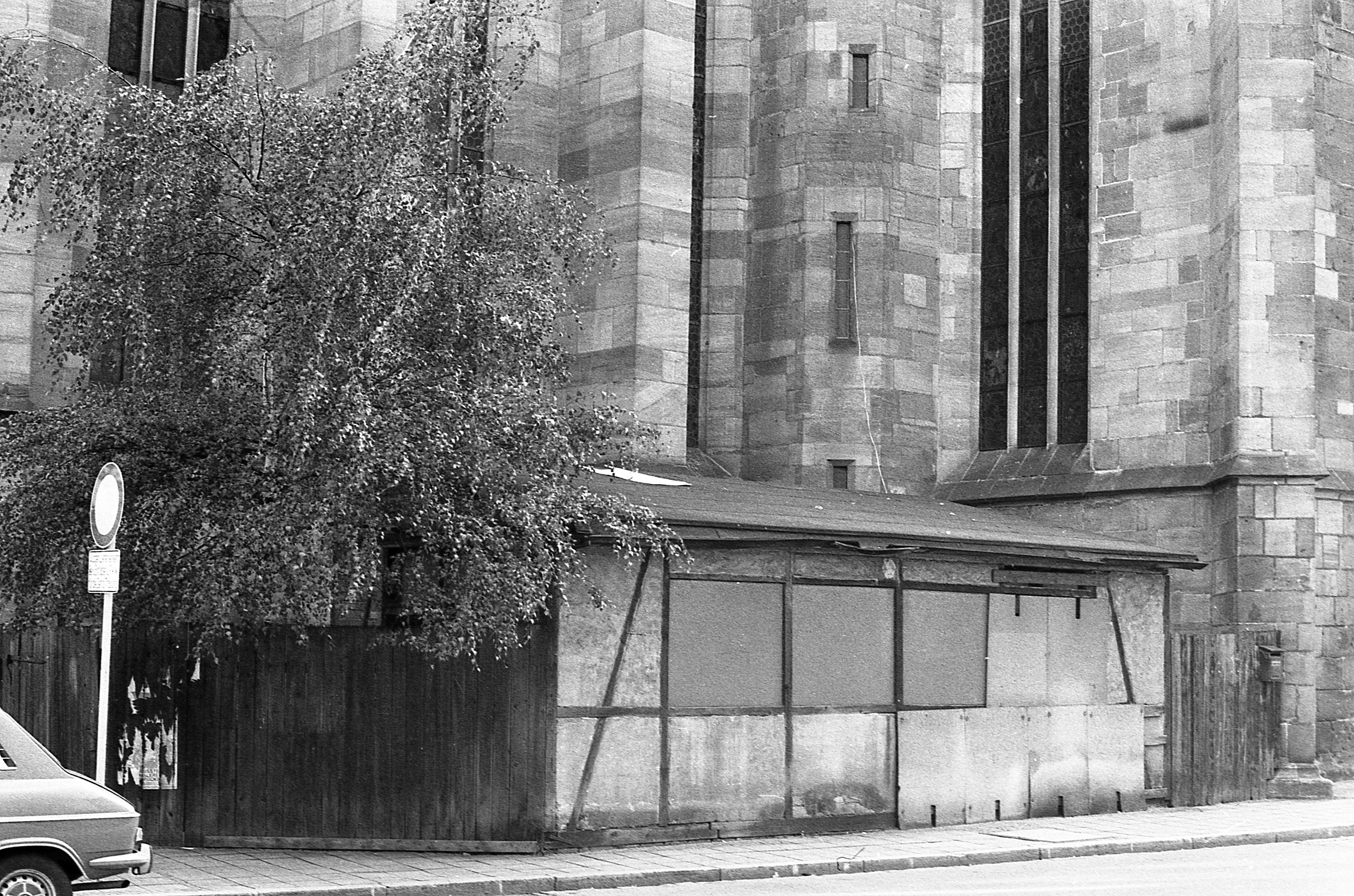 Wahrlich kein Blickfang: die Hütte an der Frauenkirche. Hier geht es zum Kalenderblatt vom 4. September 1971: Häßliche Hütte wird abgeschafft.
Wahrlich kein Blickfang: die Hütte an der Frauenkirche. Hier geht es zum Kalenderblatt vom 4. September 1971: Häßliche Hütte wird abgeschafft.