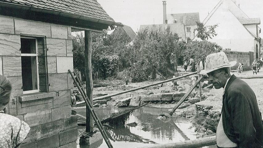 Damals wurden am Rathausplatz Gebäudeteile weggeschwemmt.