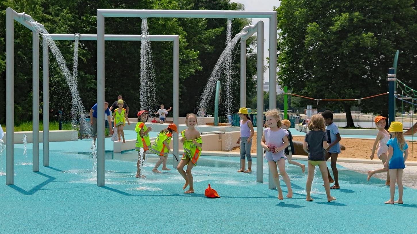 Beliebt: Der im Sommer 2018 eröffnete Wasserspielplatz an der Norikusbucht – mit seinem barrierefreien Wasserkubus.