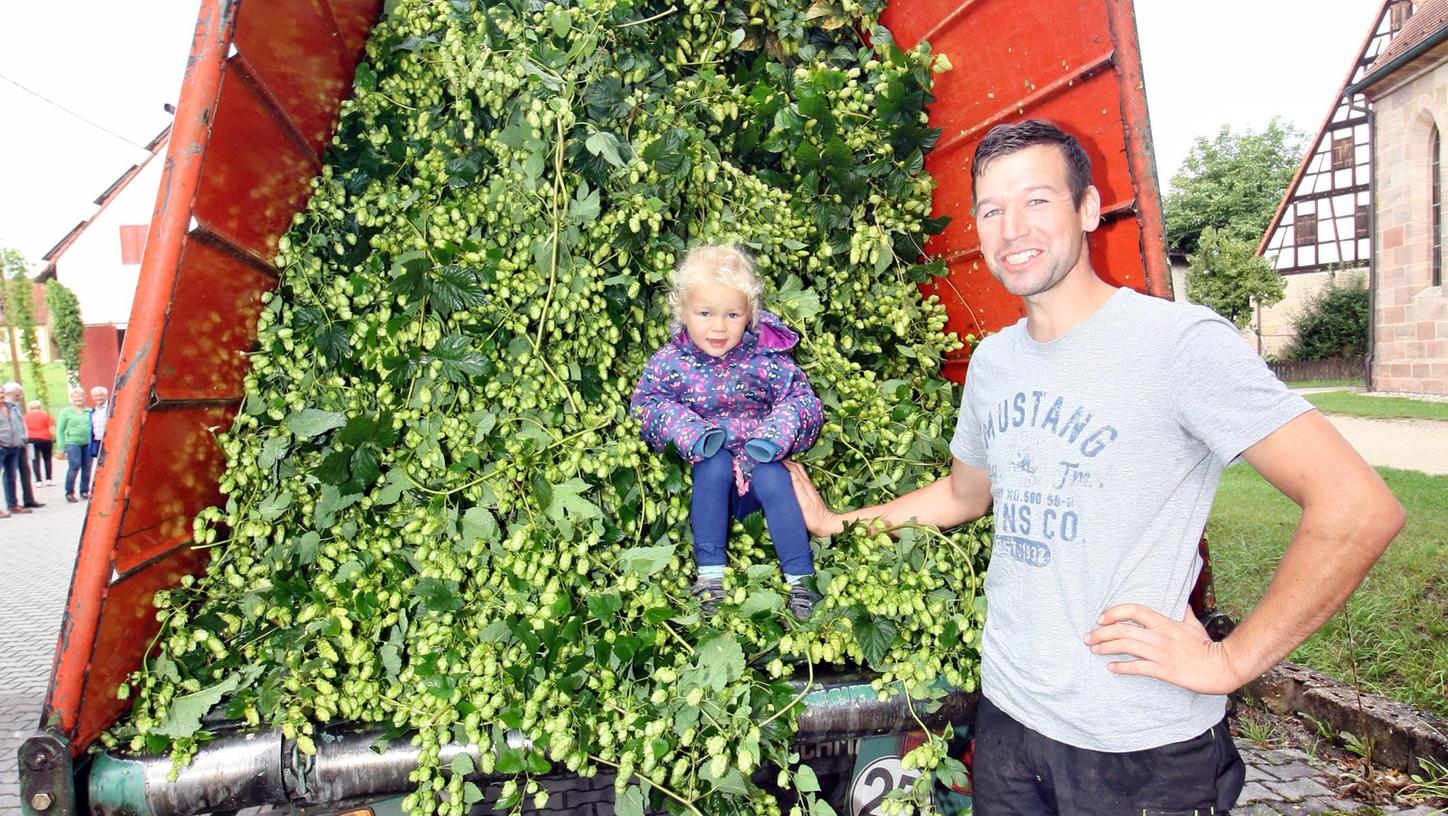 Gerhard Augsdörfer mit Tochter Valentina nach einer der ersten Erntefahrten – beide freuen sich über die guten Ergebnisse.   