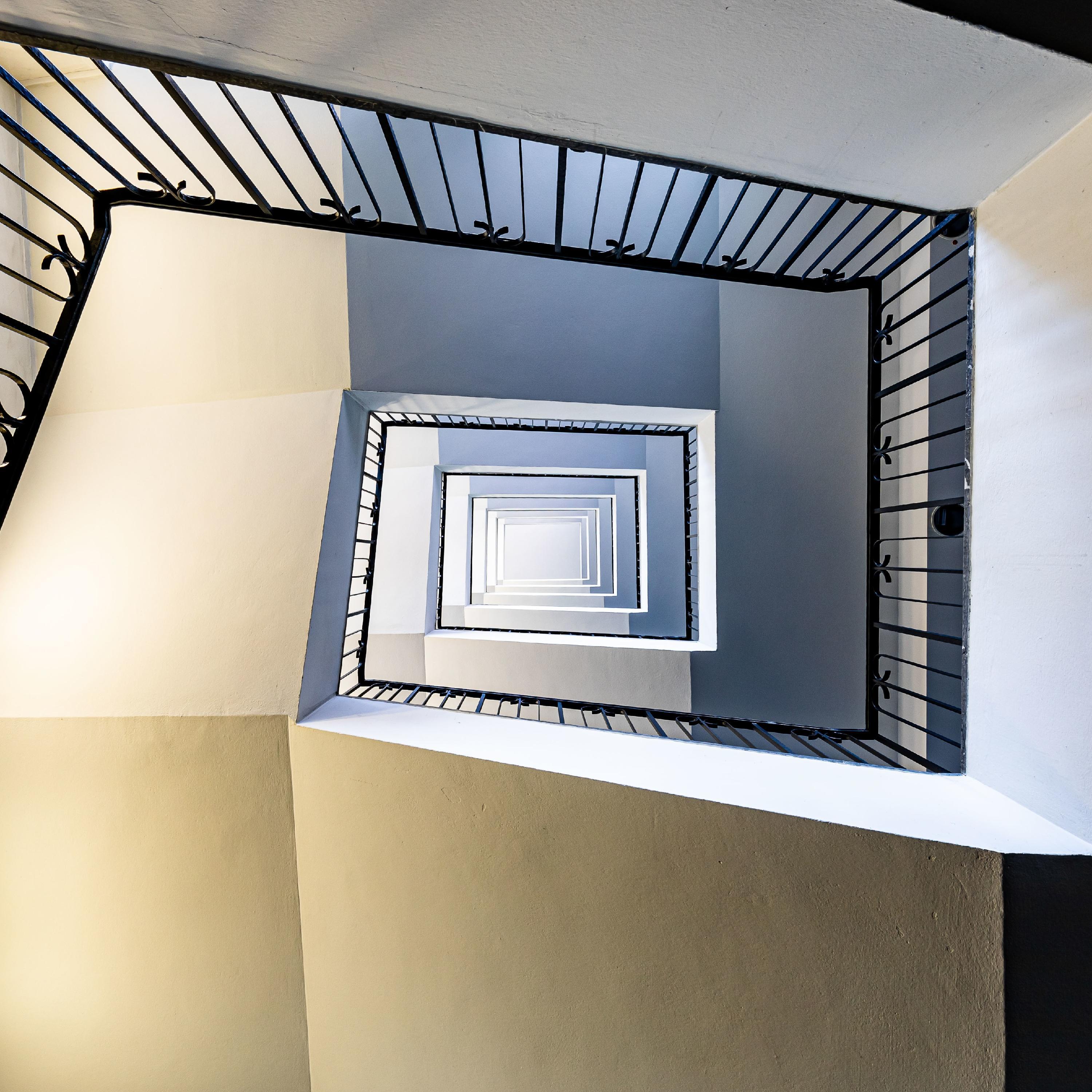 Wenn aus Treppenhäusern grafische Studien werden: Sylvio Kosse betont den geometrischen Aspekt.