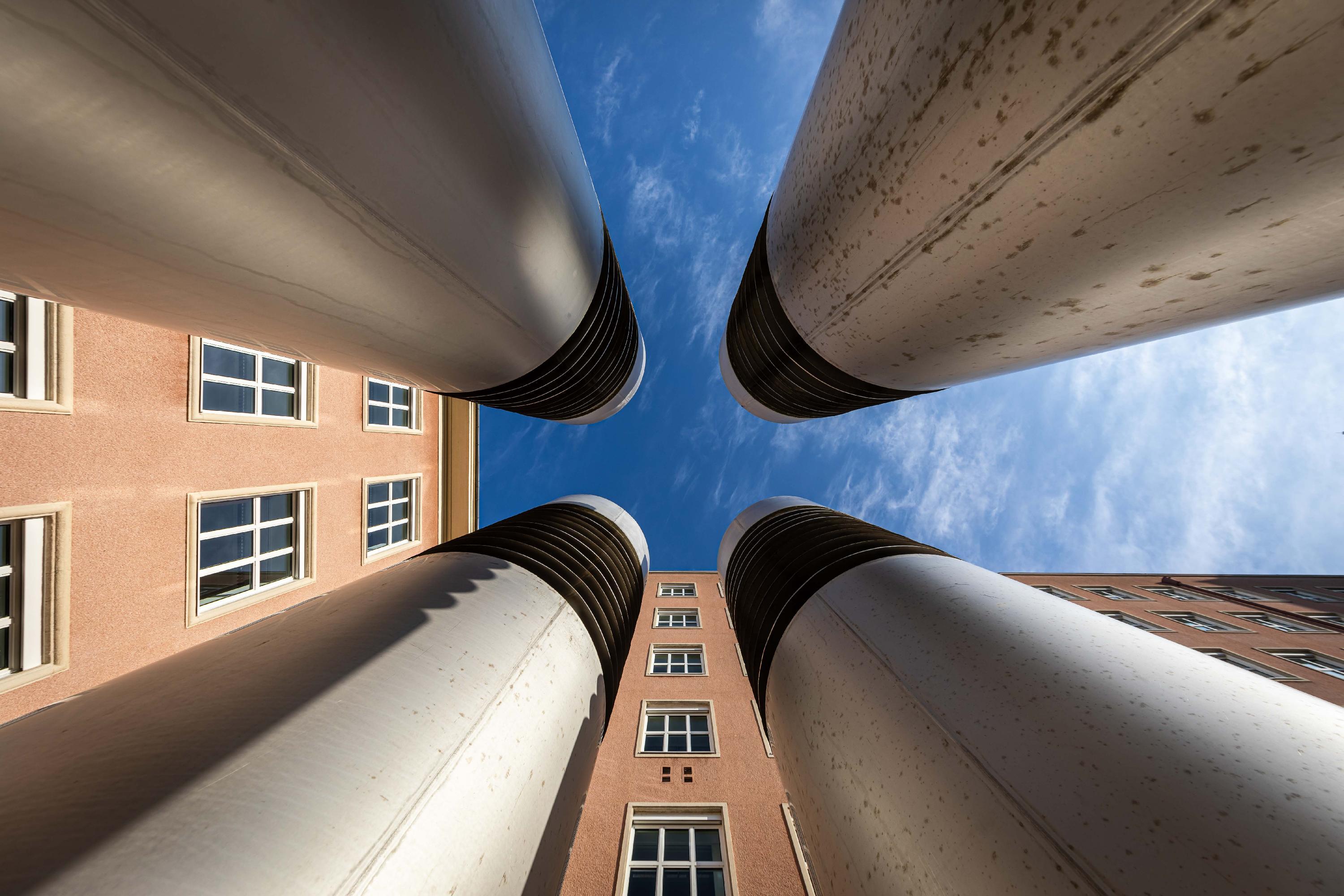 Christian Lindners steile Weitwinkel-Perspektive symbolisiert das aufstrebende Wirtschaftswunderland, in dem der Himbeerpalast entstand.