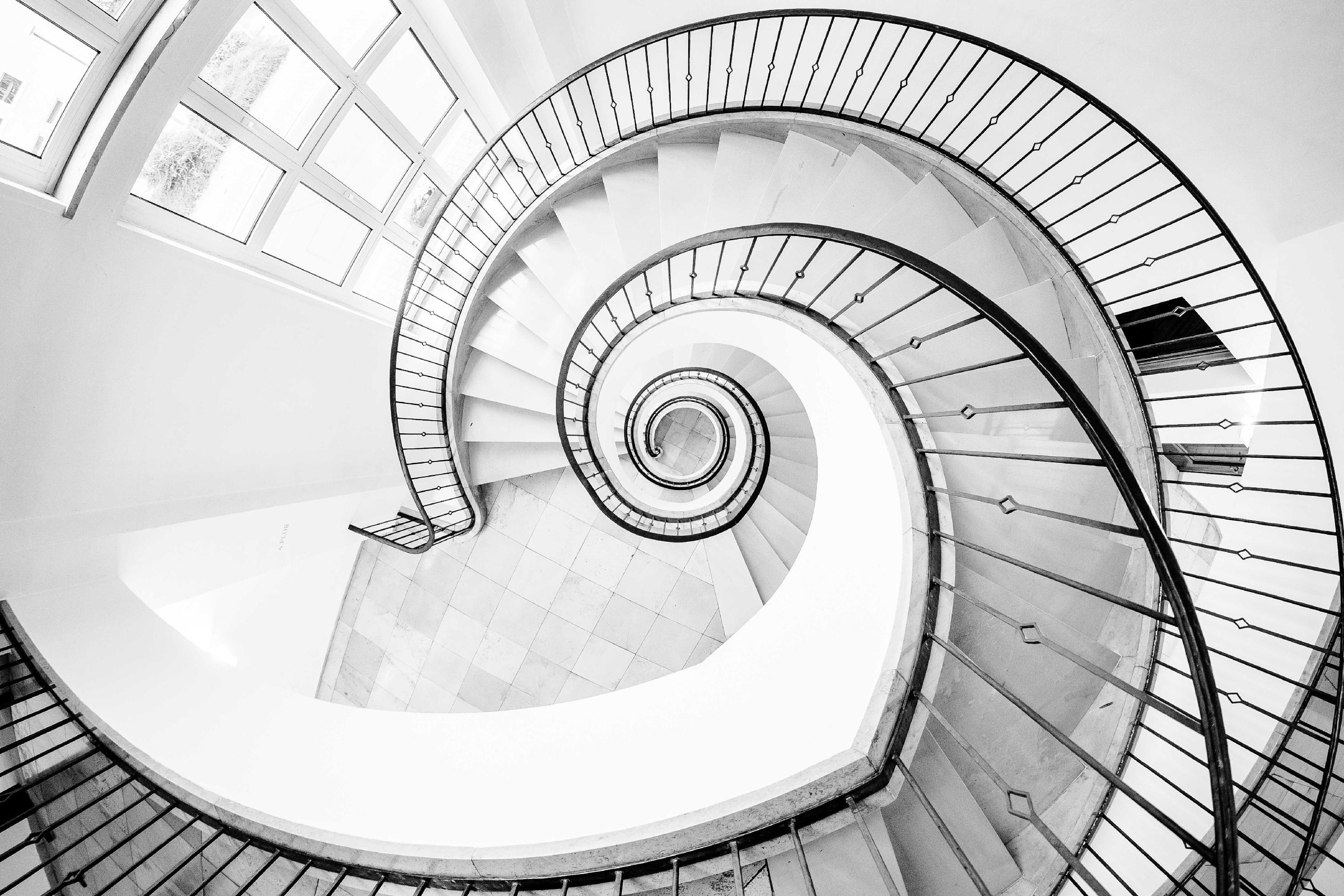 Othmar Wiesenegger findet im Treppenhaus die Form der Nautilusmuschel wieder.