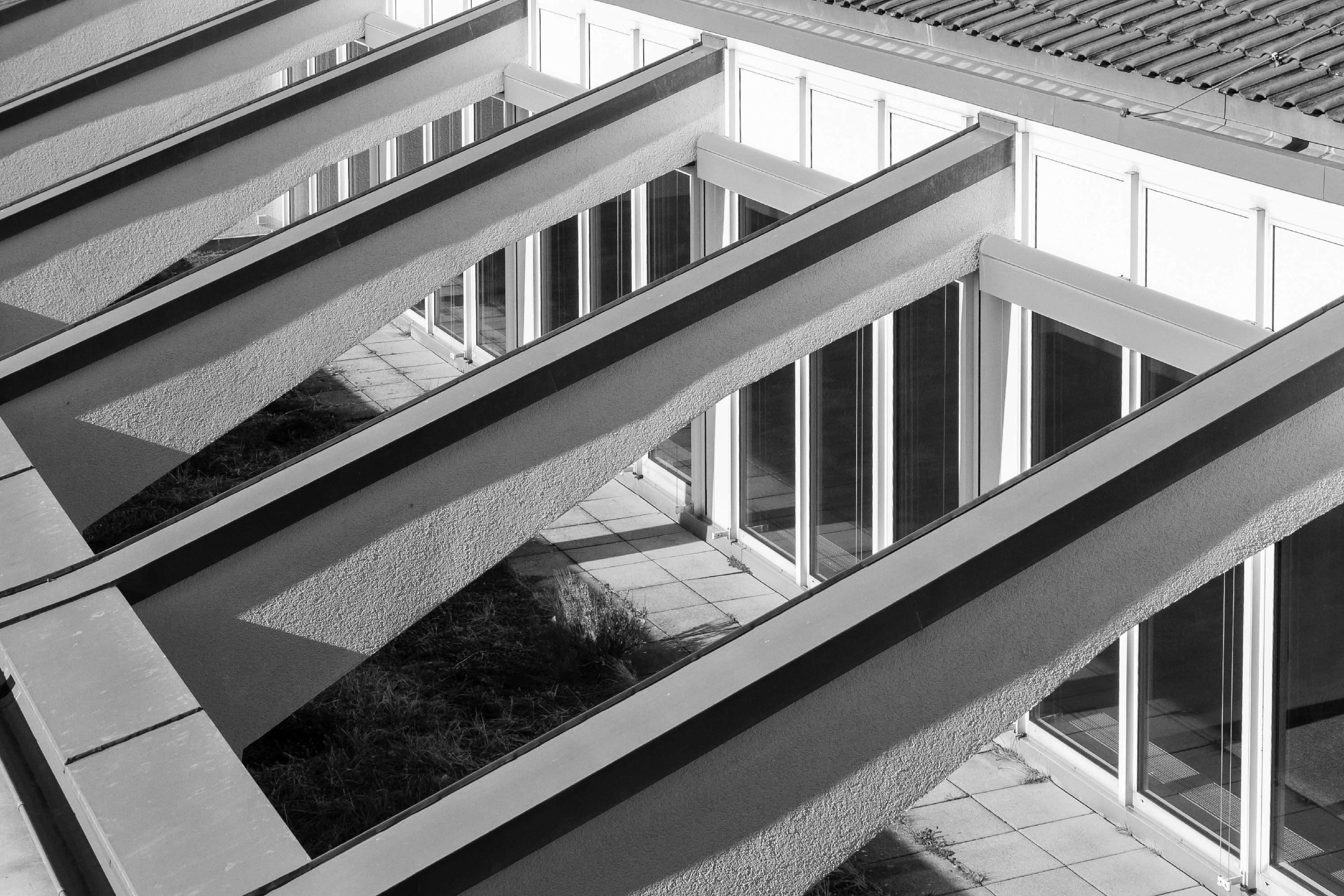 Die Wirkung von Schwarzweiß-Aufnahmen greift auch bei Impressionen aus dem Himbeerpalast, wie Roland Bittner zeigt.