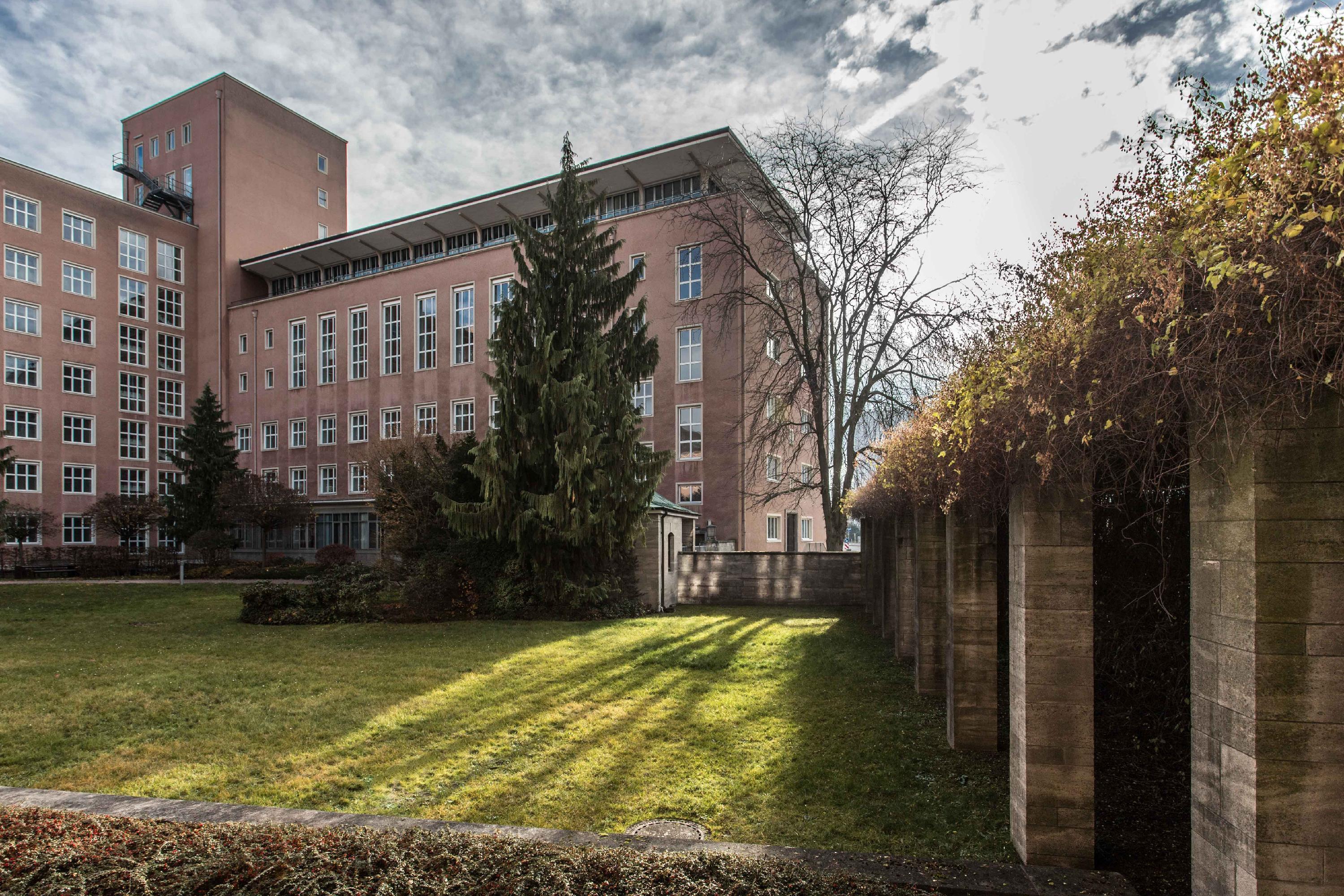 Trügerische Idylle liegt über dem verlassenen Gelände, in Szene gesetzt von Matthias Mildner.