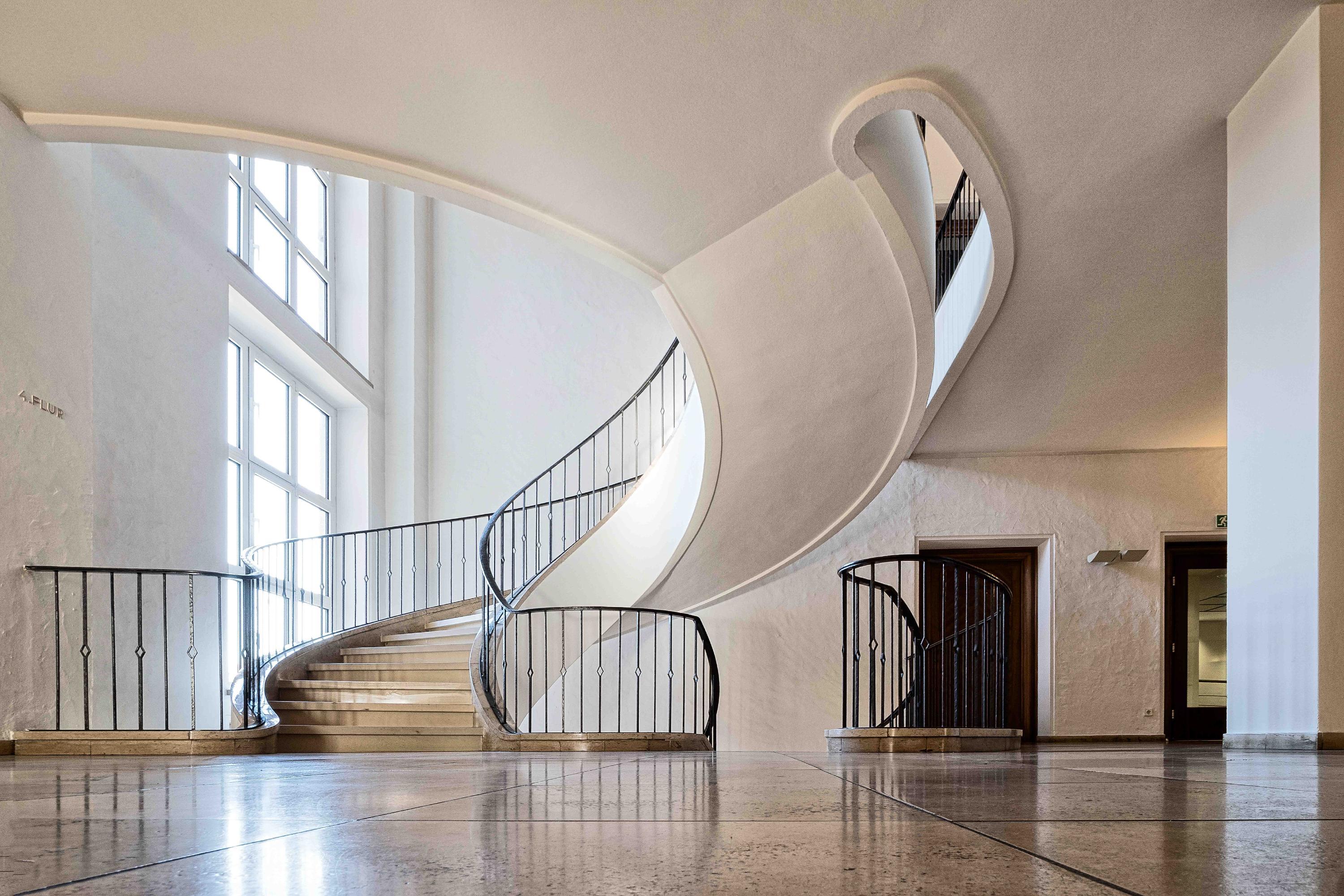 Verwaist liegt da, was einst vor Leben sprühte. So gesehen von Elke Bertram.