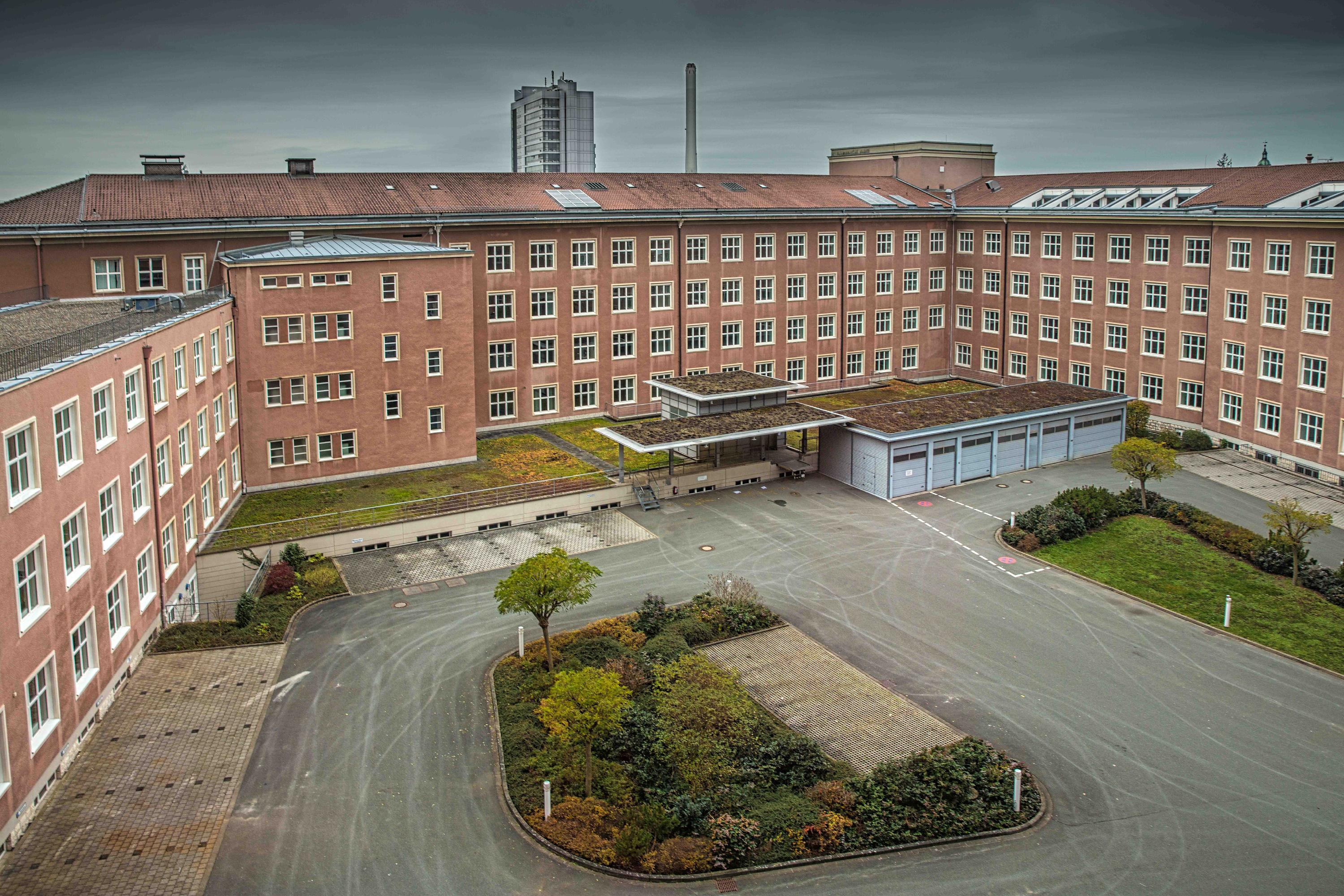 Eine Architekturstudie hat Elke Bertram aus der Rückansicht des Himbeerpalastes gemacht.