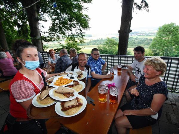 Bedient wird auf dem Keller von einem eingeschwornenen Team, das mit Bedient wird auf dem Keller von einem eingeschwornenen Team, das mit