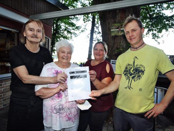 Wirt Helmut Walk, Mutter und Pächterin Marga Walk, Sonja (Ehefrau ihres Sohnes Wolfgang, ebenso Wirt) und Brauereujuniorchef Jochen Engelhardt (von links) freuen sich gemeinsam über da Abstimmungsergebnis.
Wirt Helmut Walk, Mutter und Pächterin Marga Walk, Sonja (Ehefrau ihres Sohnes Wolfgang, ebenso Wirt) und Brauereujuniorchef Jochen Engelhardt (von links) freuen sich gemeinsam über da Abstimmungsergebnis.