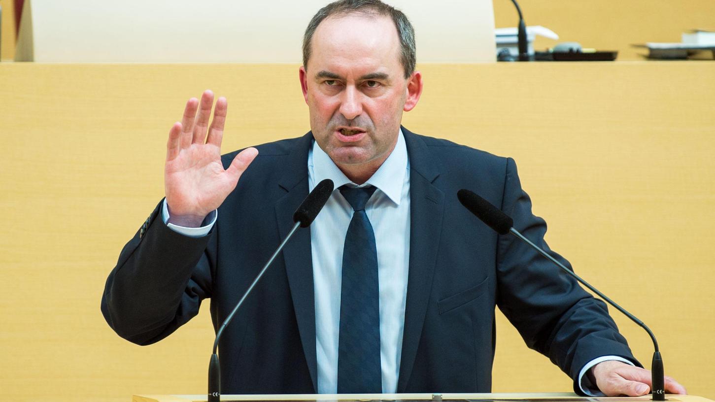 Bayerns stellvertretender Ministerpräsident Hubert Aiwanger (Freie Wähler) hat kostenlose Antikörpertests auf das Coronavirus gefordert.
Bayerns stellvertretender Ministerpräsident Hubert Aiwanger (Freie Wähler) hat kostenlose Antikörpertests auf das Coronavirus gefordert.