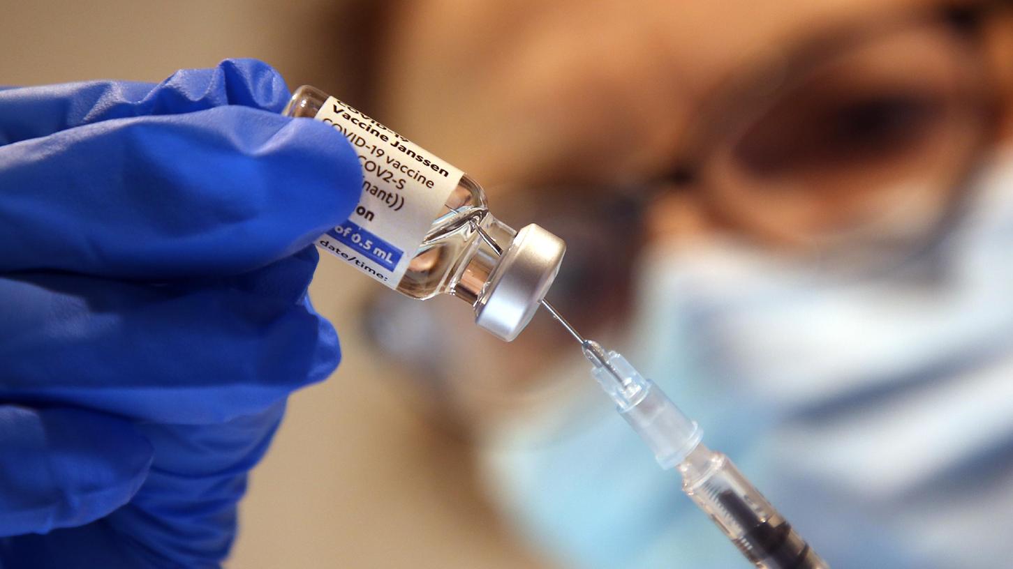 Eine Arzthelferin zieht in einer Praxis einer Hausärztin eine Spritze mit dem Corona-Impfstoff Janssen von Johnson & Johnson gegen das Corona-Virus auf.