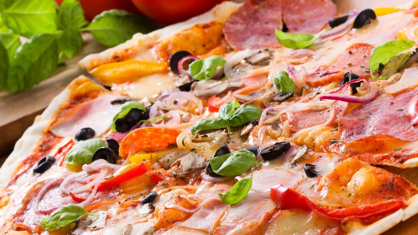 Nur einen Ticken größer wird vermutlich die Rekordpizza in Lyon, die mit 1000 verschiedenen Käsesorten belegt werden soll. 