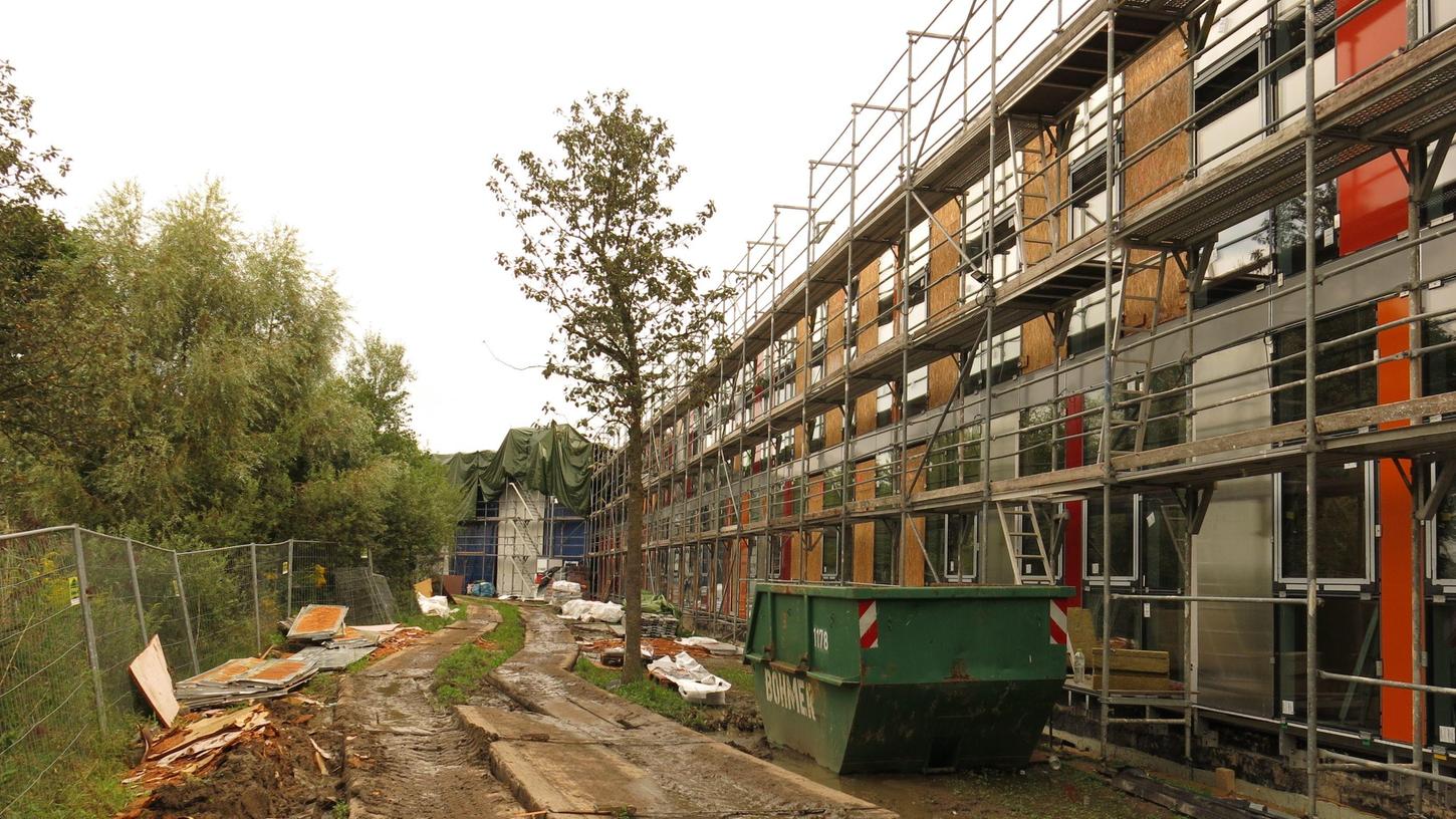 Aufwendig saniert wird derzeit die Fassade des Eckentaler Gymnasiums. Durch Engpässe bei der Lieferung von Baumaterial ließen sich Verzögerungen nicht vermeiden. Aufwendig saniert wird derzeit die Fassade des Eckentaler Gymnasiums. Durch Engpässe bei der Lieferung von Baumaterial ließen sich Verzögerungen nicht vermeiden.