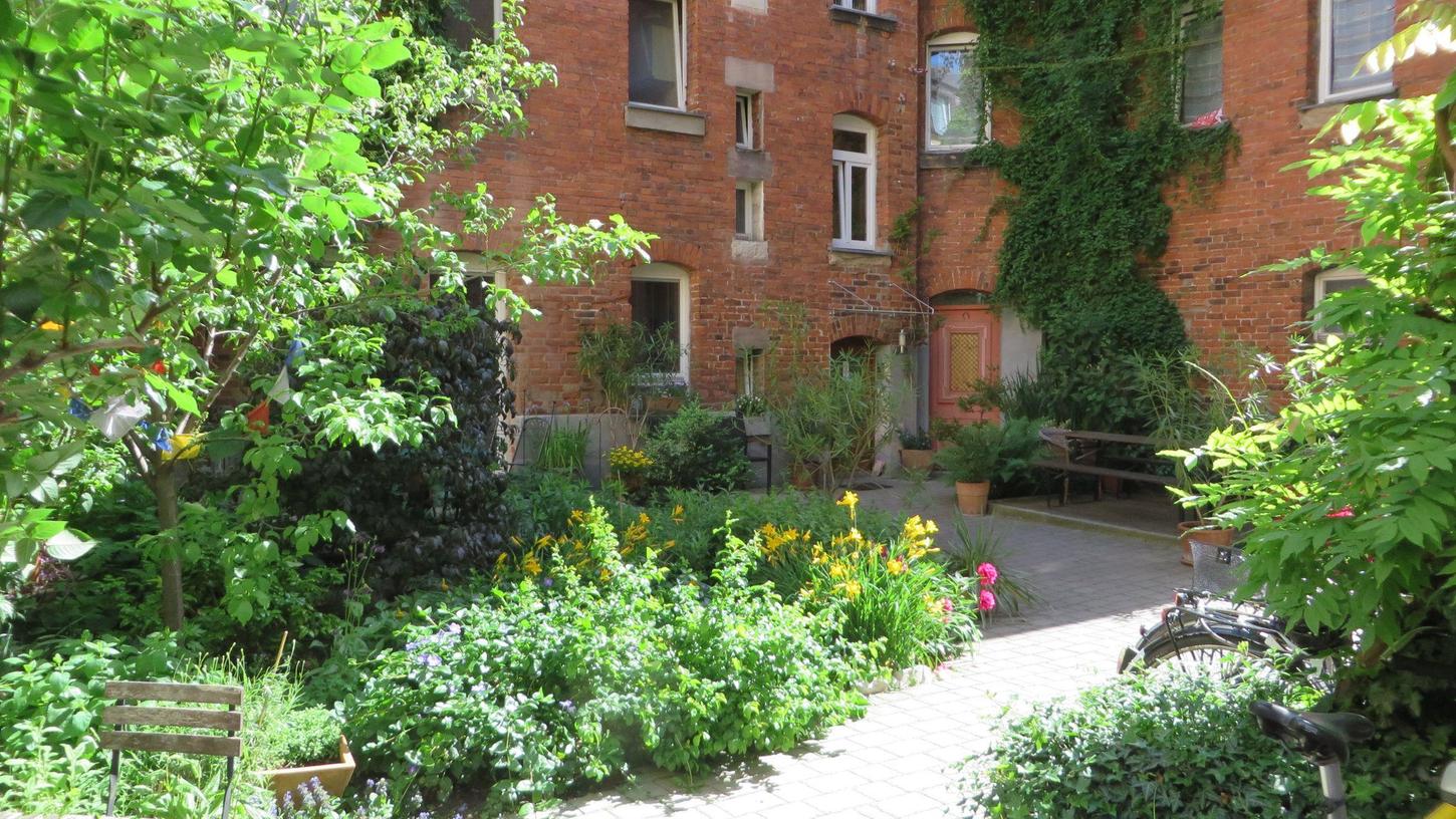 Grüne Oase in der Großstadt: ein bepflanzter Hinterhof in der Denisstraße.