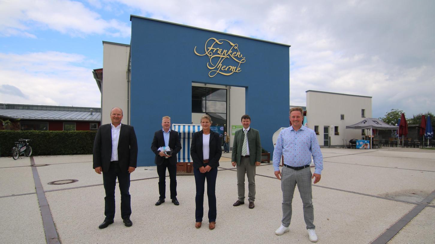 Die neue Führungsriege von Franken-Therme sowie Kur-, Kongress- und Touristik-GmbH (vorne, von links), Oliver Fink, Elke Strebel und Jörg Stämmer, mit (hinten, von links) Mike Bernasco und Jürgen Heckel.
Die neue Führungsriege von Franken-Therme sowie Kur-, Kongress- und Touristik-GmbH (vorne, von links), Oliver Fink, Elke Strebel und Jörg Stämmer, mit (hinten, von links) Mike Bernasco und Jürgen Heckel.