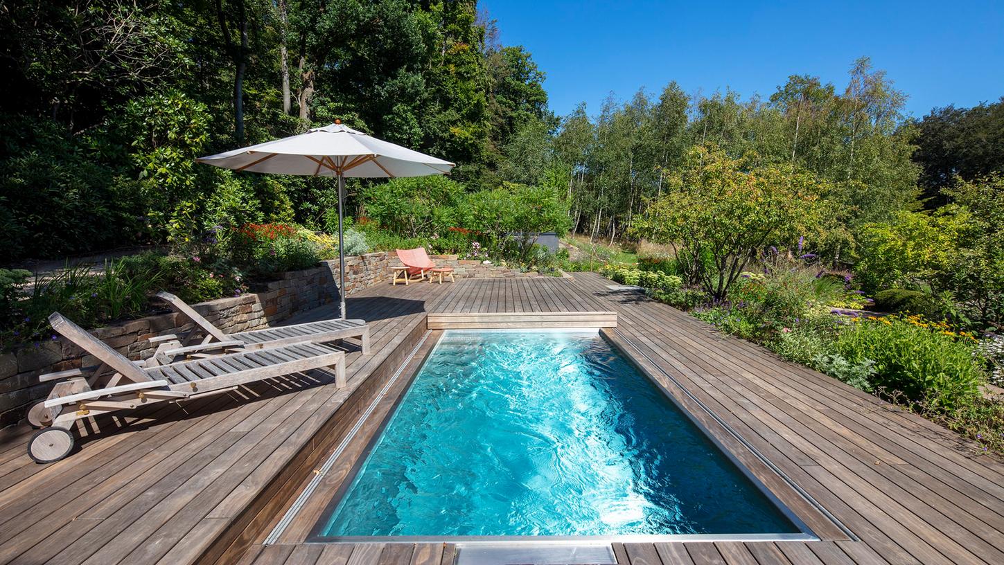 Multifunktionale Abdeckung: Dank eines verschließbaren Holzdecks kann aus einem Pool an kühlen Tagen auch eine Terrasse werden. Multifunktionale Abdeckung: Dank eines verschließbaren Holzdecks kann aus einem Pool an kühlen Tagen auch eine Terrasse werden.