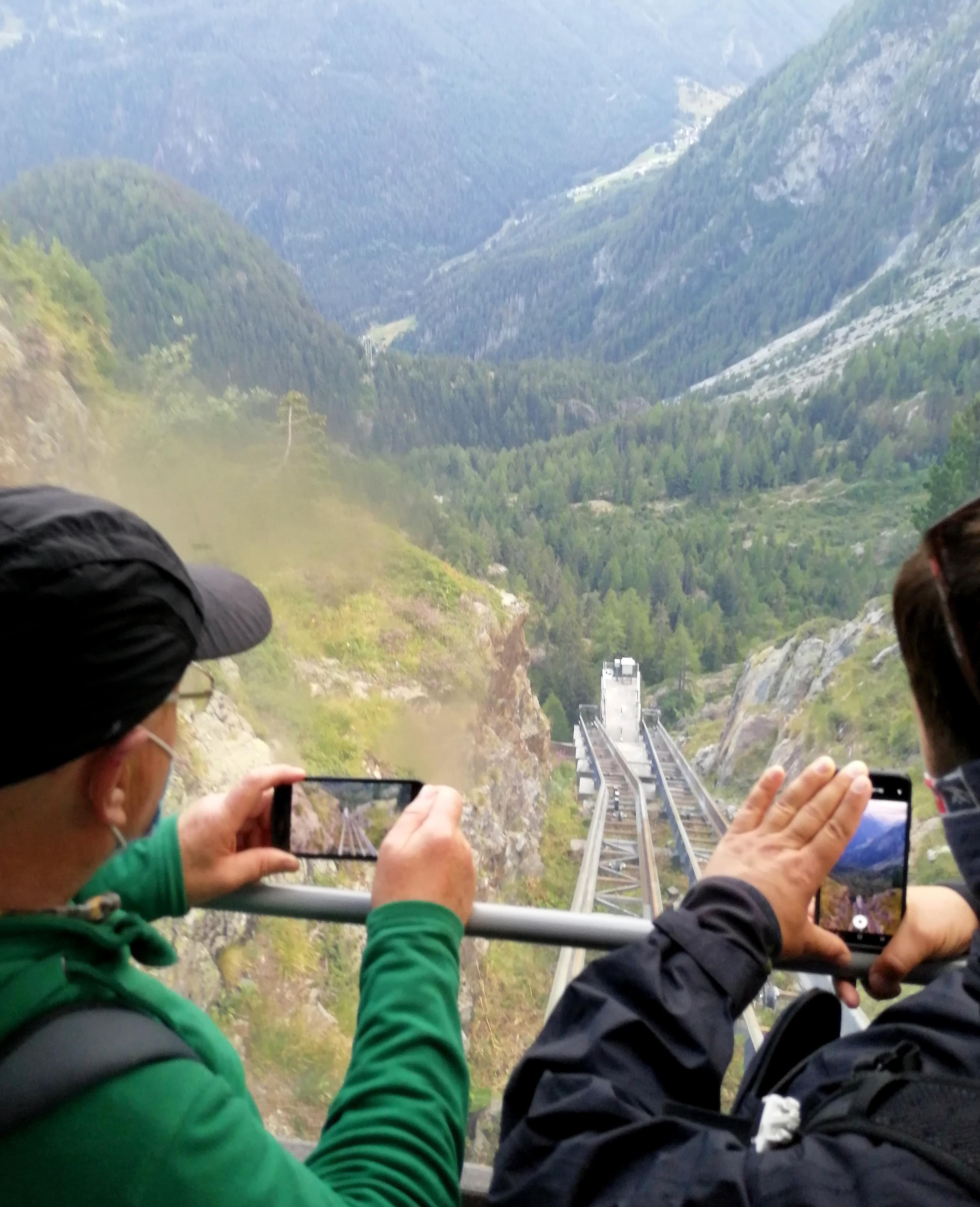 Es geht steil bergauf. Oder steil bergab. Je nach Blickrichtung. Tatsache aber ist, dass die Standseilbahn, die von Le Chatelard hoch Richtung Emosson-Staudamm führt, mit 87 Steigungsprozenten die steilste der Welt ist.
Es geht steil bergauf. Oder steil bergab. Je nach Blickrichtung. Tatsache aber ist, dass die Standseilbahn, die von Le Chatelard hoch Richtung Emosson-Staudamm führt, mit 87 Steigungsprozenten die steilste der Welt ist.