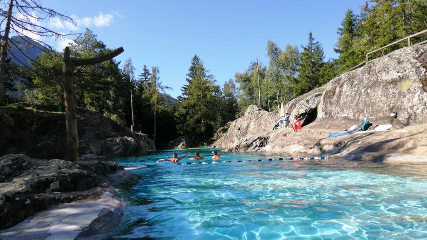 Auch das etwas Besonderes: ein (fast) 75-Meter-langes Felsen-Schwimmbecken im  naturnah gestalteten Alpin-Zoo im Les Marécottes. Das Wasser stammt aus Quellen, wird aber mit Solarkraft erwärmt. Das Becken wurde lediglich abgedichtet, ansonsten aber durch und durch Marke "Mutter Natur". 