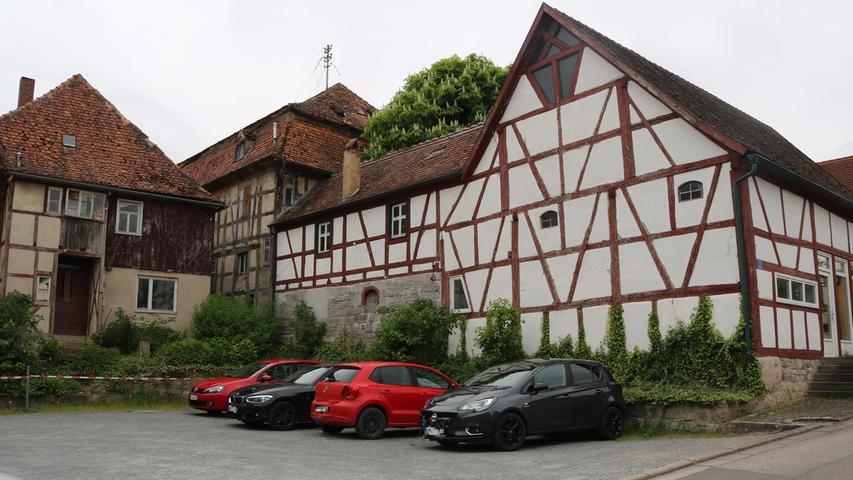 Die Scheune rechts im Bild soll dem Neubau weichen, die beiden denkmalgeschützten Gebäude links werden ebenfalls Teil des Streuobstkompetenzzentrums und dafür saniert. 